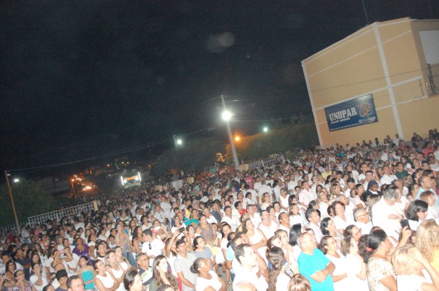 Multidão presente na celebração em frente a Igreja de São José - Fotos: Paulo Júnior