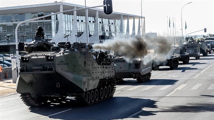 Desfile de blindados: tanques da Marinha saem em comboio pela Esplanada dos Ministérios, em Brasília -