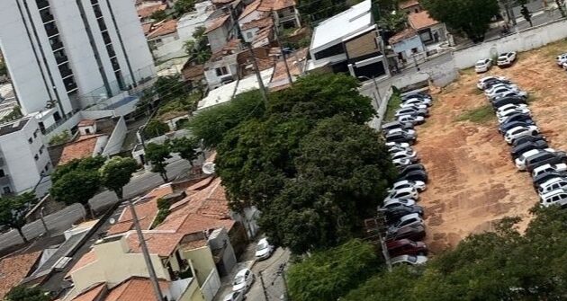 Flanelinha invade terreno do antigo Diário de Natal para fazer estacionamento