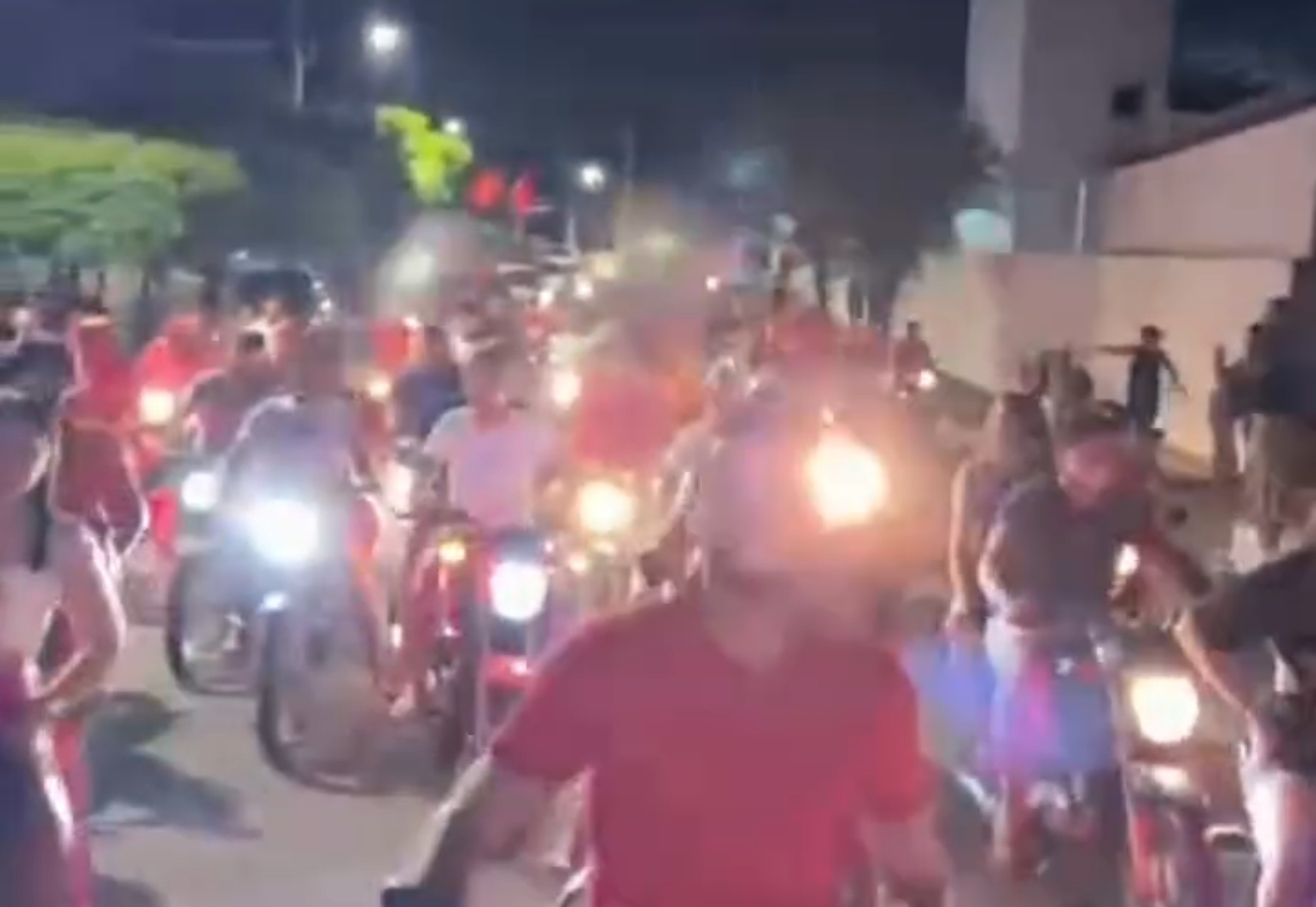 Eleitores de Esquerda saem às ruas para comemorar “cassação” do prefeito e da vice em Marcelino Vieira, no RN
