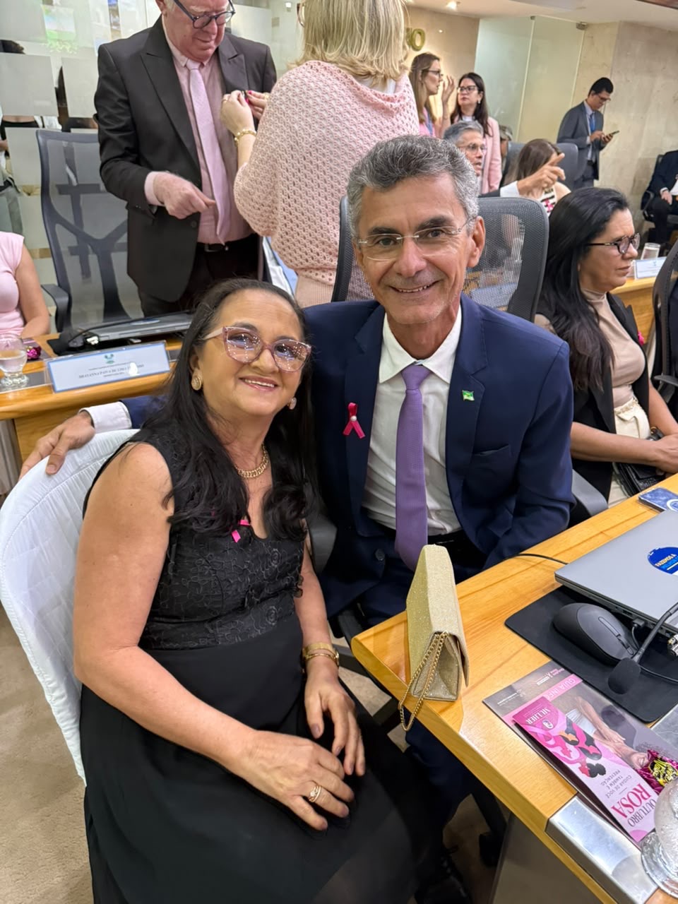 Deputado Francisco homenageia professora que superou câncer de mama em sessão solene do Outubro Rosa